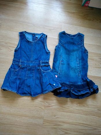 Lot de 2 robes en jean.
Taille 3 ans