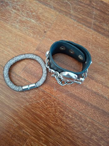 lot de 2 bracelets fantaisies, noirs, 1 avec tête de mort; le tout en parfait état