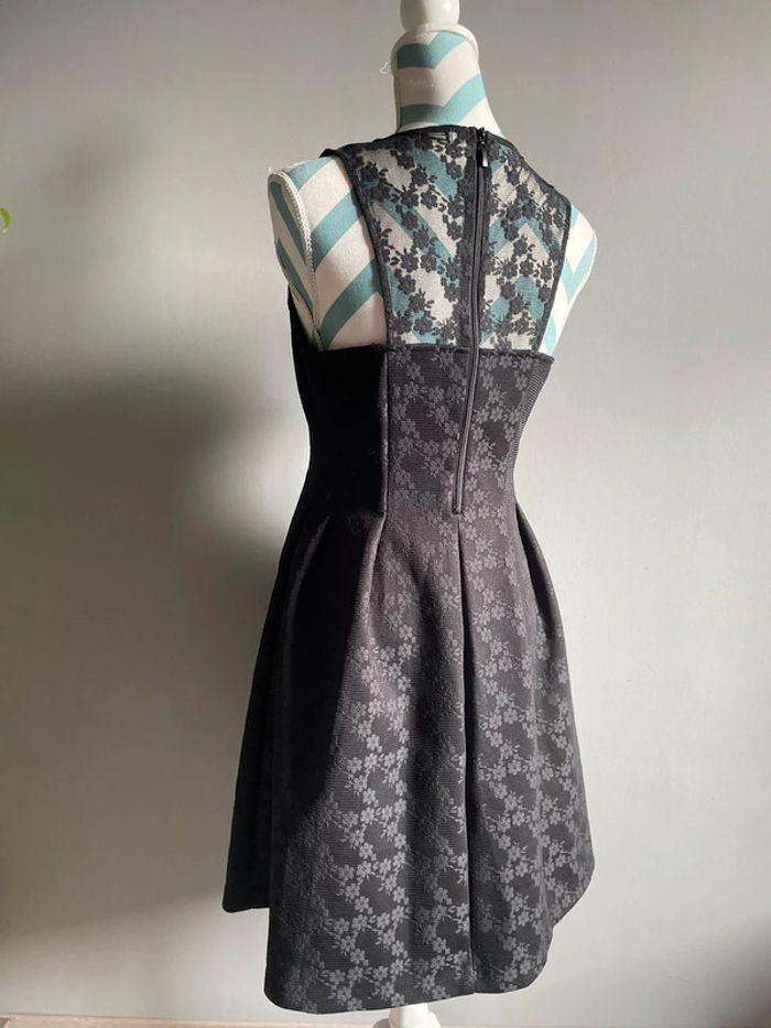Robe élégante noire avec détails en dentelle - photo numéro 2
