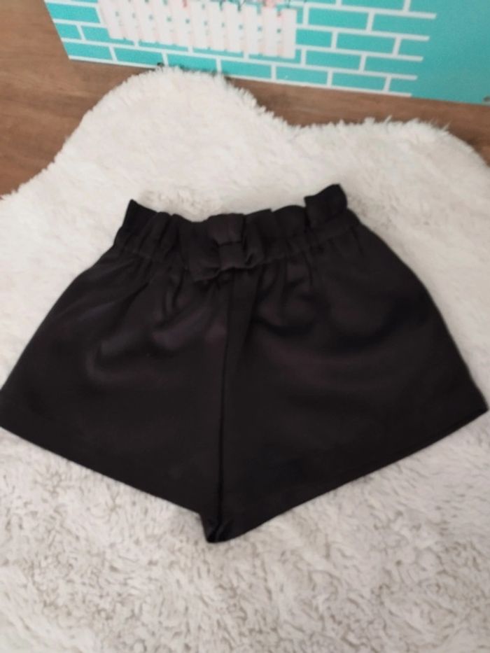 Très beau short satiné taille 3 ans