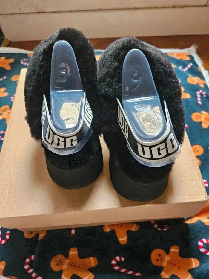 Ugg funkette noir Taille 40 - photo numéro 2
