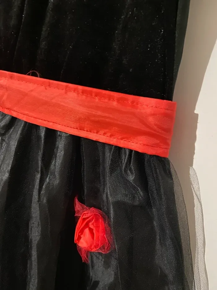 Robe noire et rouge Taille 7-8ans - photo numéro 5