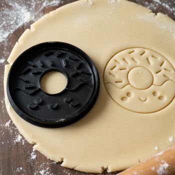 Emporte-pièce Donut souriant 8 cm pour biscuits et pâtisseries maison