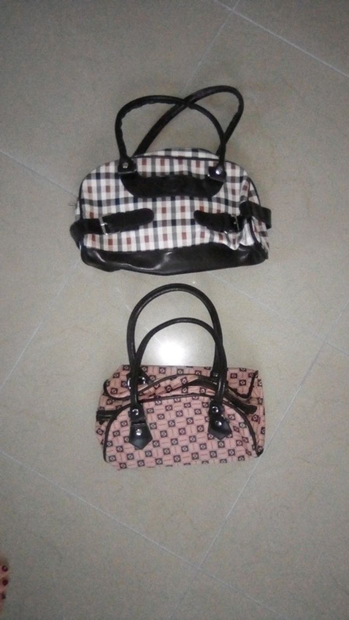 Lot de 2 petits sacs.