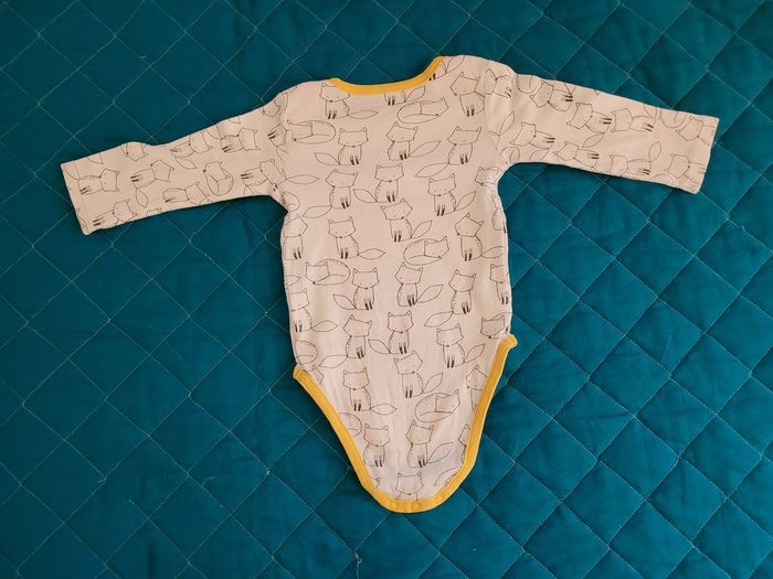 Lot de 5 bodies 9 mois - photo numéro 10