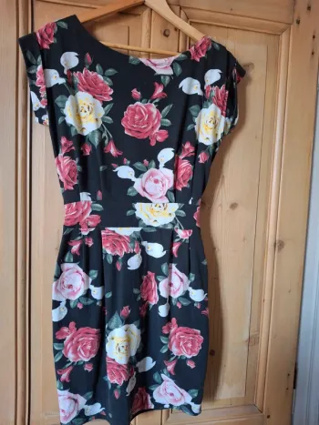 Robe noire avec dessins de roses