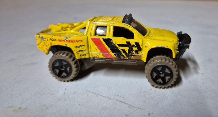 Miniature hotwheels sandblaster mud studs trucks jaune 1/64 Ford raptor  BFD61 - photo numéro 4