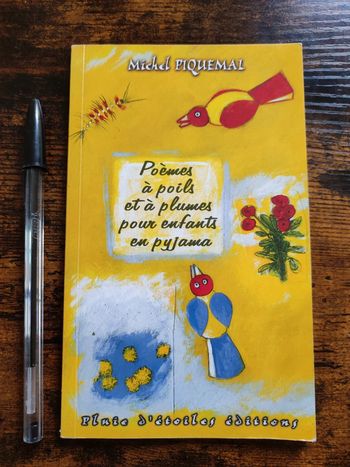 Livre Poèmes à poils et à plumes pour enfants en pyjama