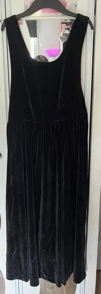 Robe mi-longue en velours noir avec nœud dans le dos
