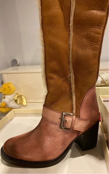 BOTTES ELIZABETH STUART NEUVES Bottes à talons Lude marron clair et beige talon : 7.5 cm - tige: 38 cm - T. 37 À vendre dans leur boite  VALEUR : 225E A VENDRE : 80e