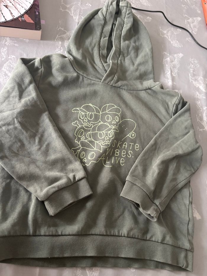 Sweat-shirt à capuche tête de mort skate bord