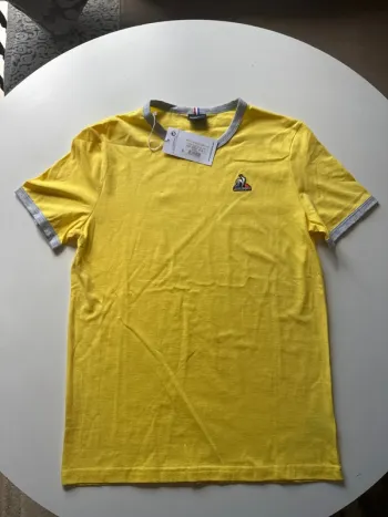 T-shirt Le Coq Sportif Jaune et Gris – Taille S – Neuf avec Étiquette