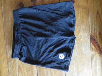 Short de sport décathlon noir 7-8 ans