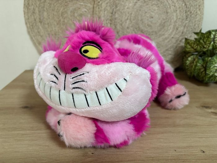 Neuf doudou chat rose cheshire Alice aux pays des merveilles Disneyland Paris - photo numéro 2