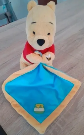 Peluche Winnie l'ourson et sa couverture Disney