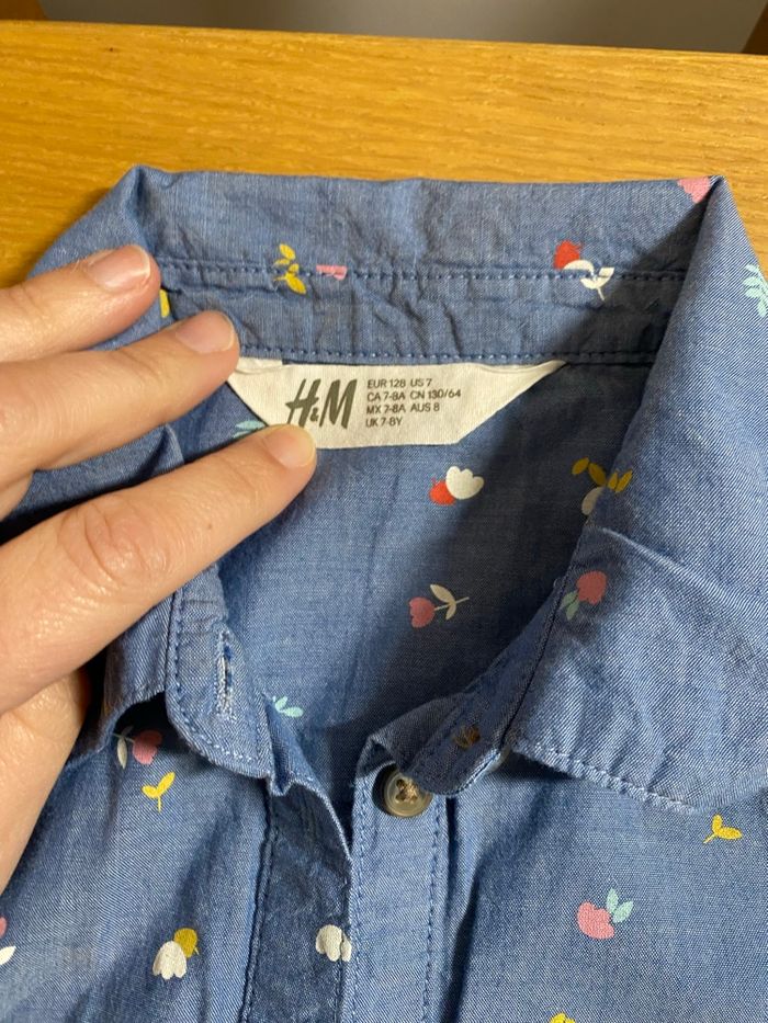 H&M Robe bleue fleurie et ceinture Taille 7/8 ans - photo numéro 2