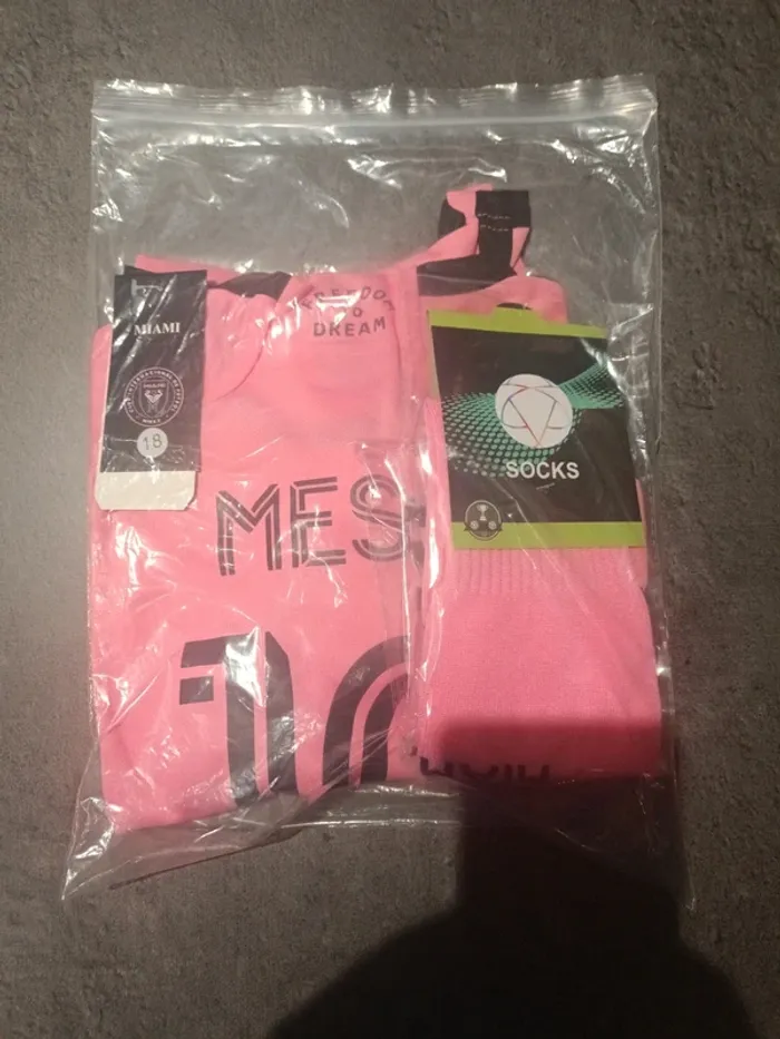 Tenue foot Léo Messi Inter Miami rose. T.18 - photo numéro 5
