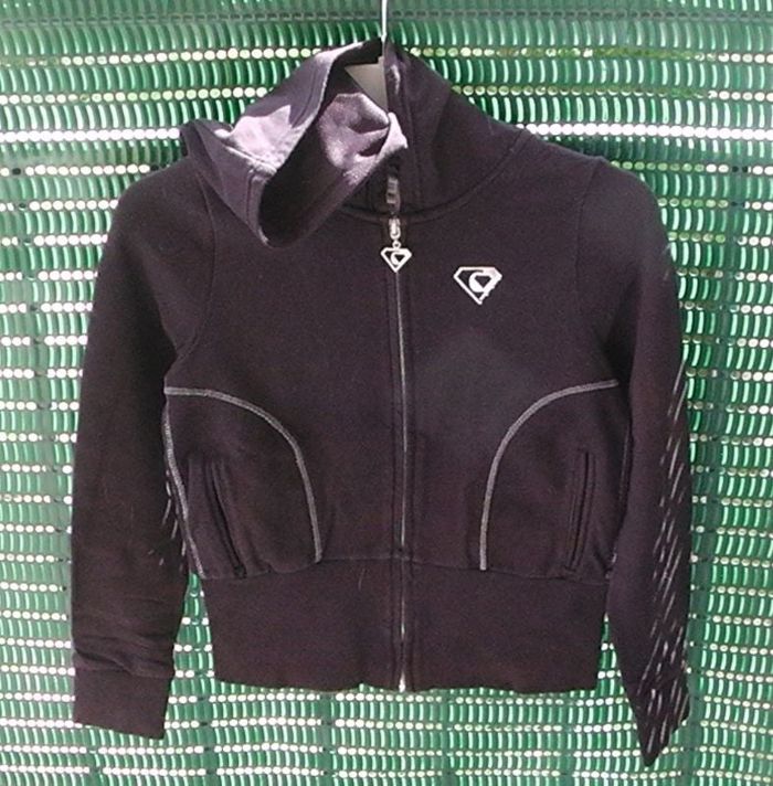 Veste noire, à capuche, dos imprimé