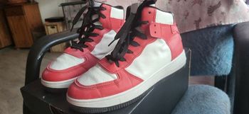 Speakers rouge et blanche femme