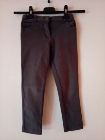 Joli pantalon gris. 5 ans. C&A