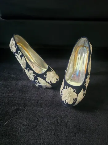 escarpins velours et broderies