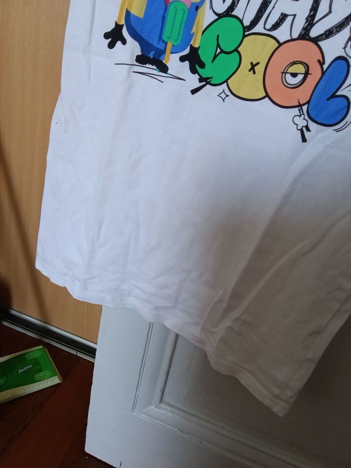 Tee-shirt les  minions blanc et multicolore - photo numéro 3