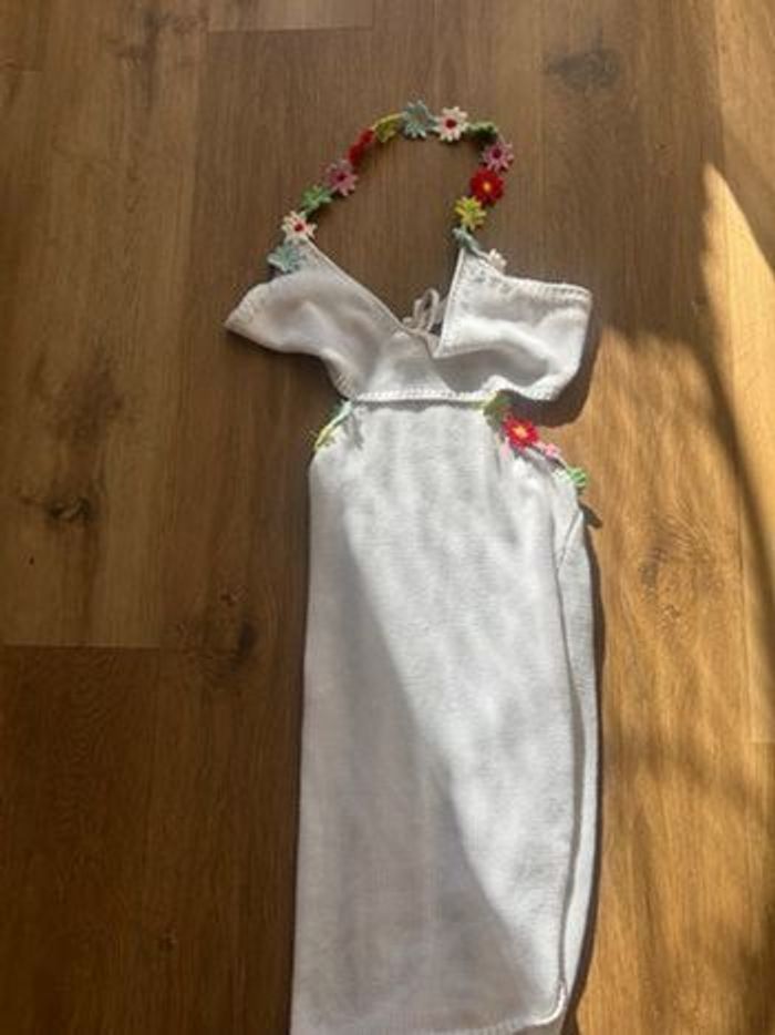 Robe blanche à détails fleuris - photo numéro 2