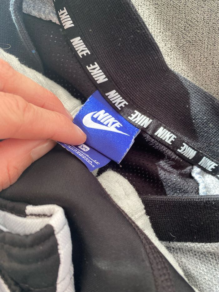 Veste Nike taille Xs - photo numéro 4