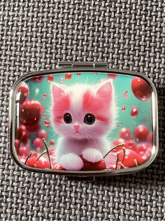 Pilulier rectangulaire un chaton avec des cerises aux coloris acidulés - photo numéro 2