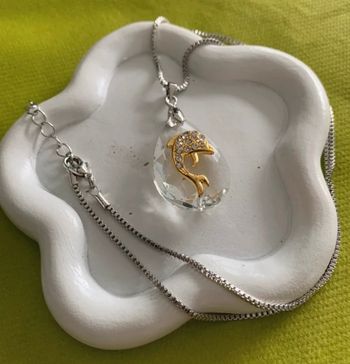 Collier dauphin doré sur pendentif en verre