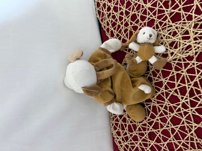 Chien DOUDOU ET COMPAGNIE marionnette beige avec bébé - photo numéro 2