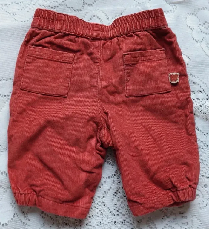 Adorable short en velours rouge, Kiabi, en très bon état, taille 1 mois - photo numéro 2