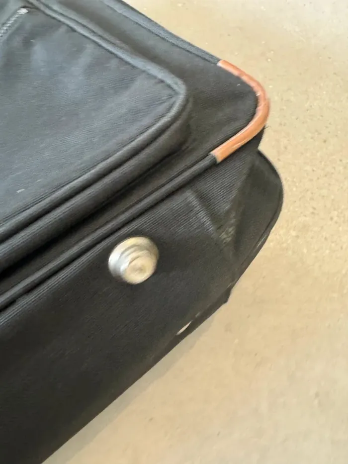 Bagage Lancel, bon état général mais il y a des petites traces d'usures, 53x35x15cm - photo numéro 5