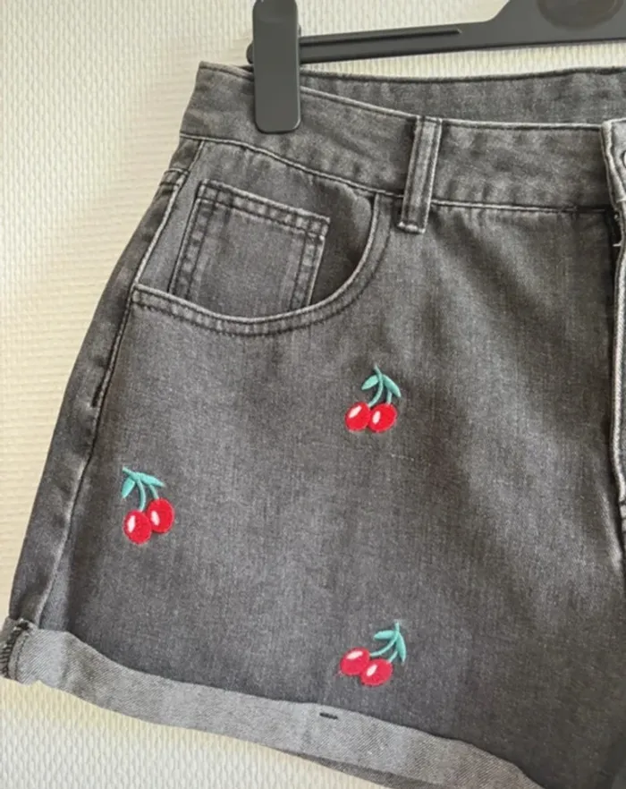 Short en jean - motifs cerises 🍒 - photo numéro 2