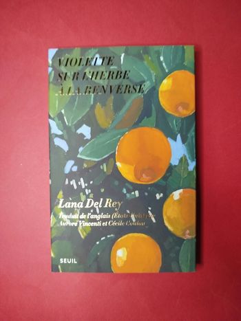 Lana Del Rey - Violette sur l'herbe à la renverse