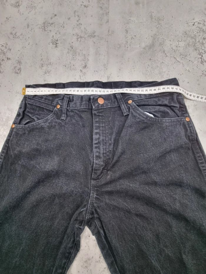 Jean Wrangler noir Taille 34x32 (mesures en photos) - photo numéro 4