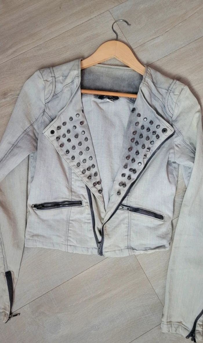 Veste en jeans cloutée Bershka T36