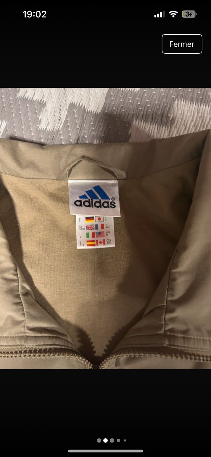 Veste adidas très bonne état une petite tache derrière voir sur la photo taille 48 - photo numéro 2