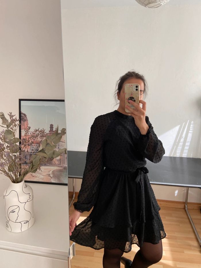 Petite robe noir à volants / Taille 36 - photo numéro 2