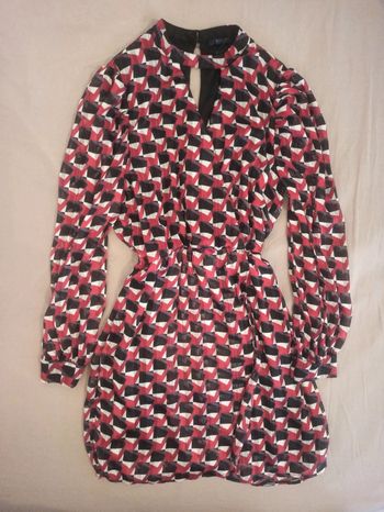 Robe noire et rouge à manches longues