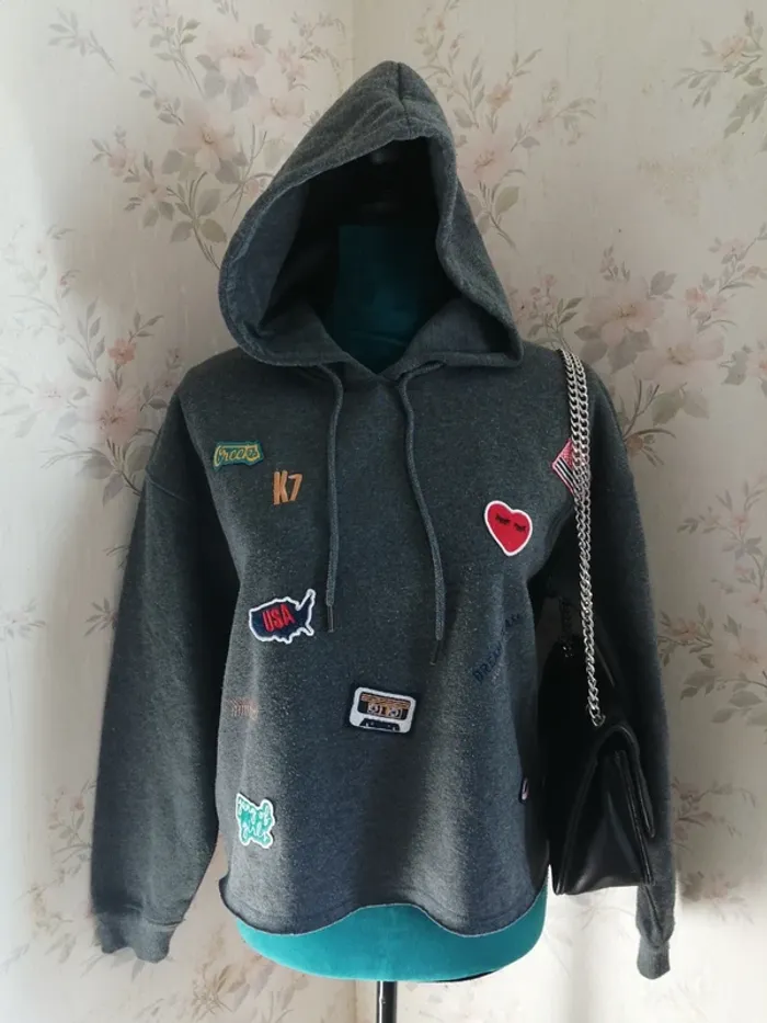 Sweat à capuche gris avec divers écussons / creeks / (M)
