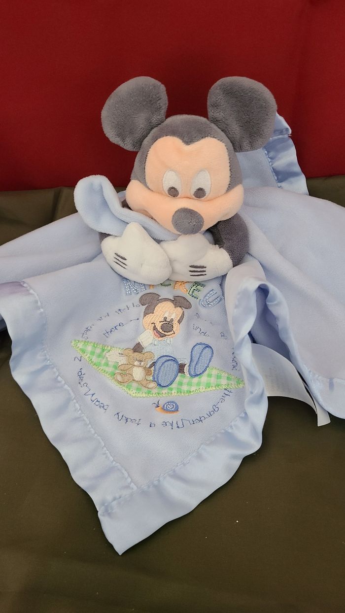 Doudou plat couverture Mickey bleu satin DISNEY - photo numéro 3