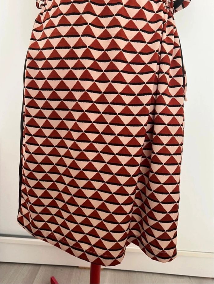 Robe droite imprimé graphique beige bordeaux noir à ceinturer Scotch and Soda - photo numéro 9