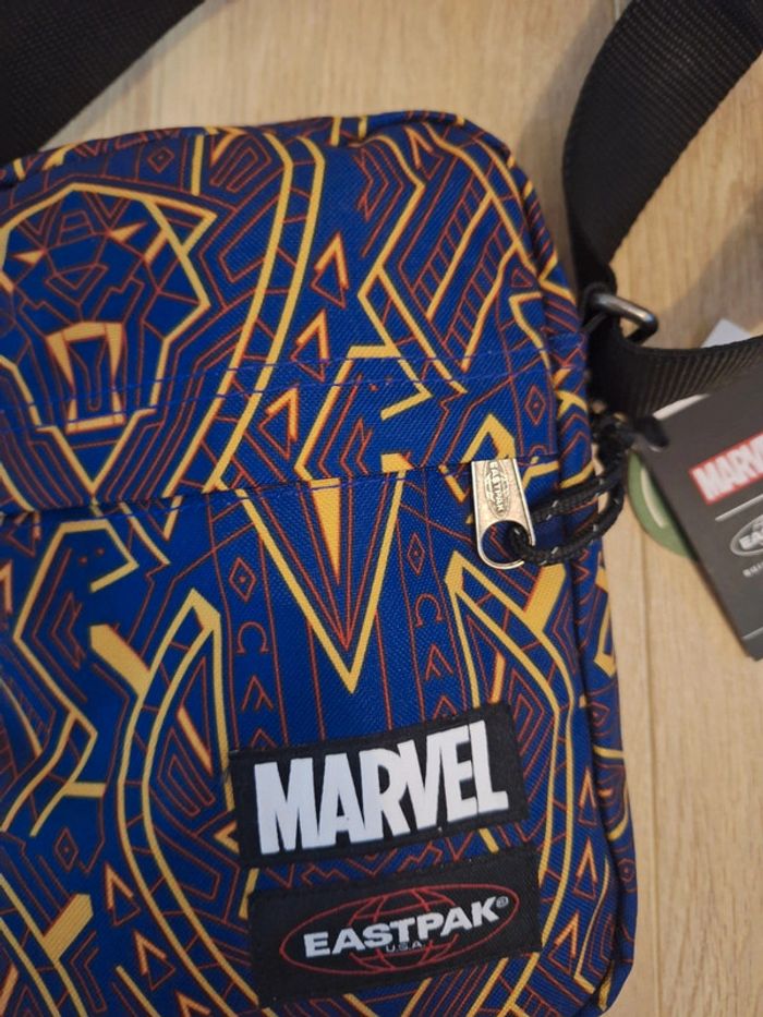 👜 Sac Marvel x Eastpak aux motifs colorés 👜 - photo numéro 3