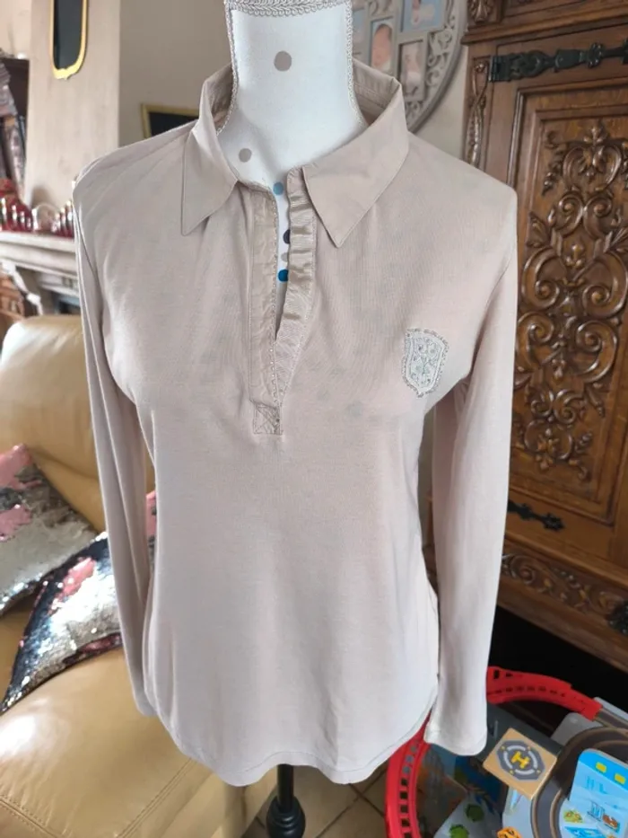 Joli haut beige clair avec broderies et perles