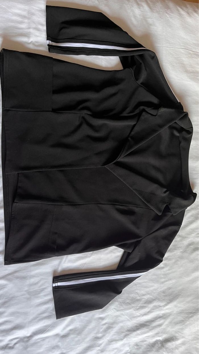 Gilet noir avec une bande blanche