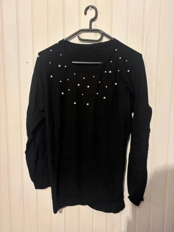 Pull noir avec perles