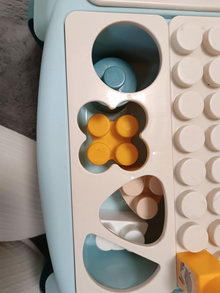 Table + boîte lego - photo numéro 3