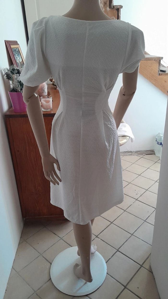 Jolie robe neuve courte  manche bouffante cintrée à la taille tissus style nid d abeille taille 1 - photo numéro 2