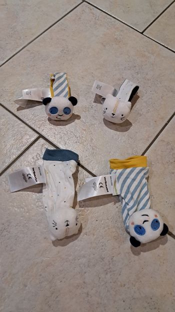Ensemble chaussettes/ sangles poignets hochet bébé
